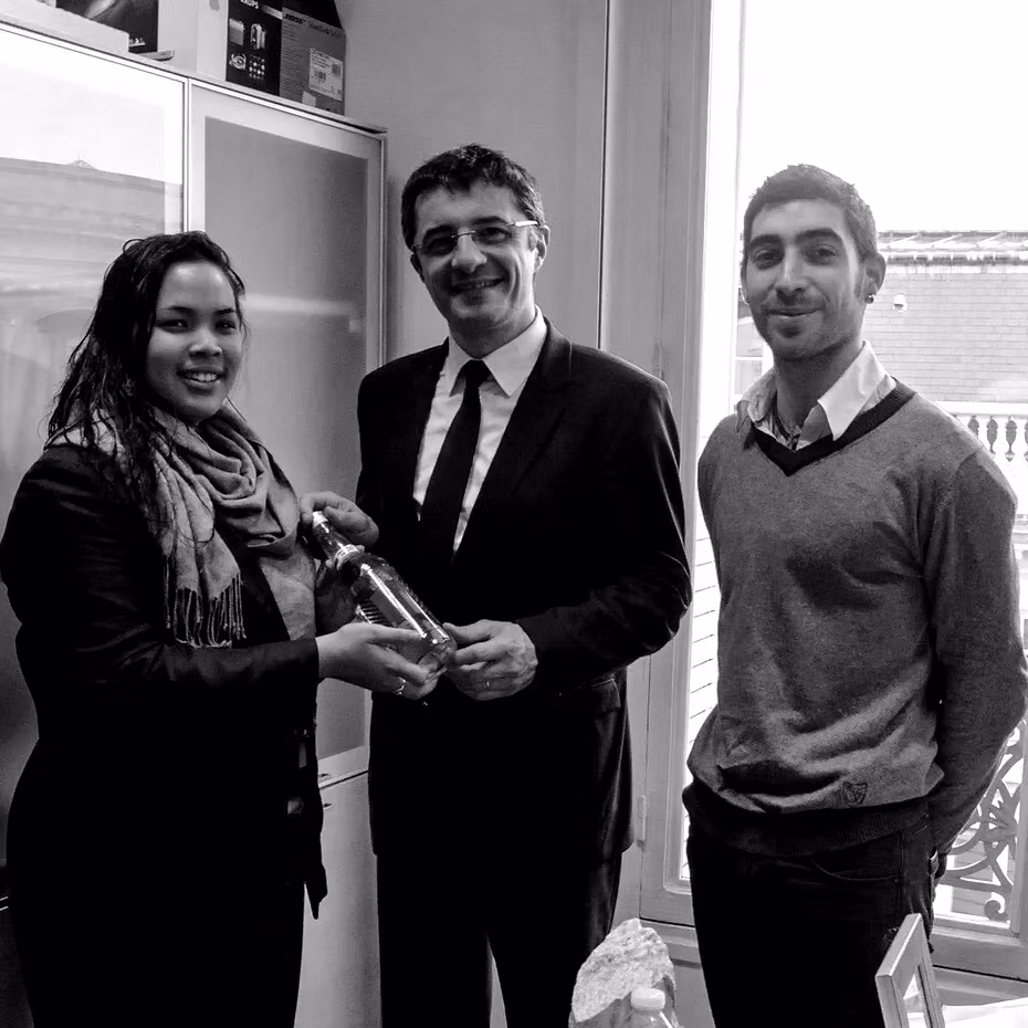 Remise de la bouteille à Erwann Binet