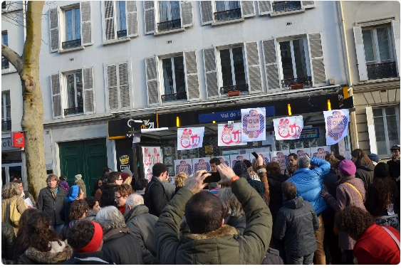 Affiche dans un abribus